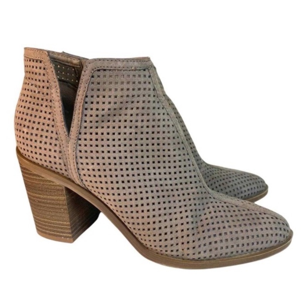 DV by Dolce Vita Perforated Tan Ankle Booties Stacked Heel Side Zip Size 7